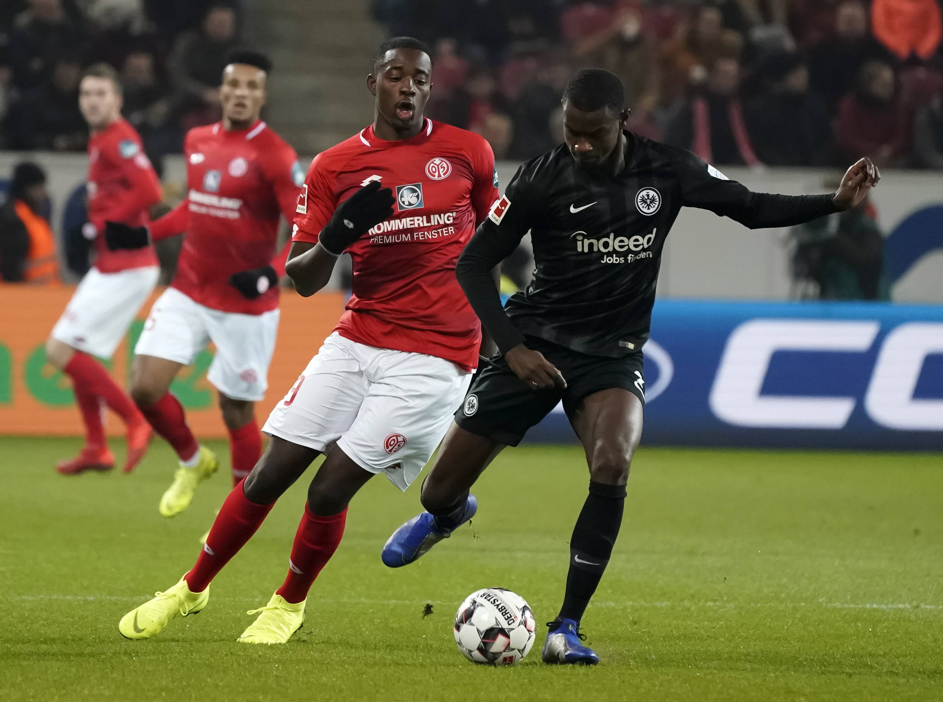 法兰克福球队经历困境，德甲排名跌至中游的简单介绍