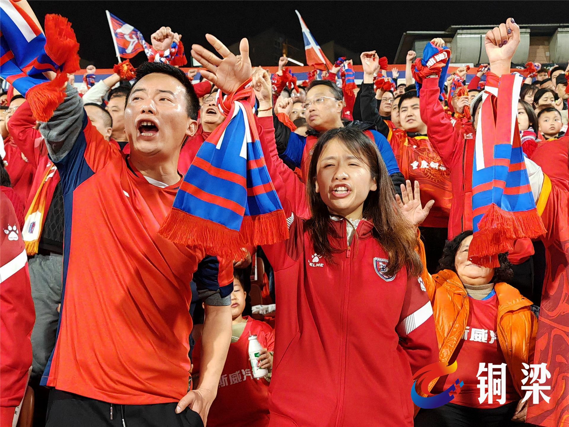 关于足球比赛现场气氛火爆,观众热情高涨的信息 关于足球比赛现场气氛火爆,观众热情高涨的信息