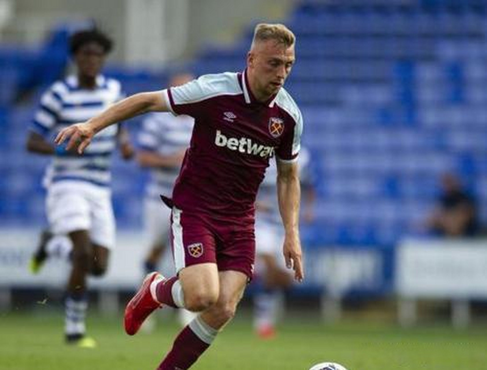 诺里奇主场惨败，英超降级区困境严峻的简单介绍