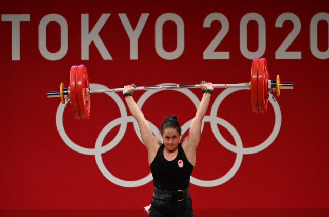 印度选手在举重比赛中夺得一枚铜牌