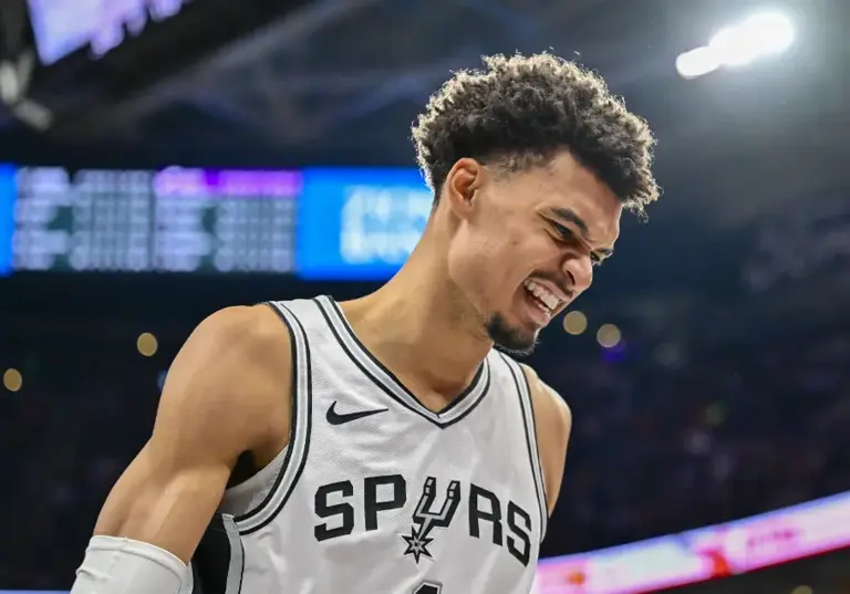 包含老鹰主场不敌绿军，马刺队季后赛席位已锁定的词条