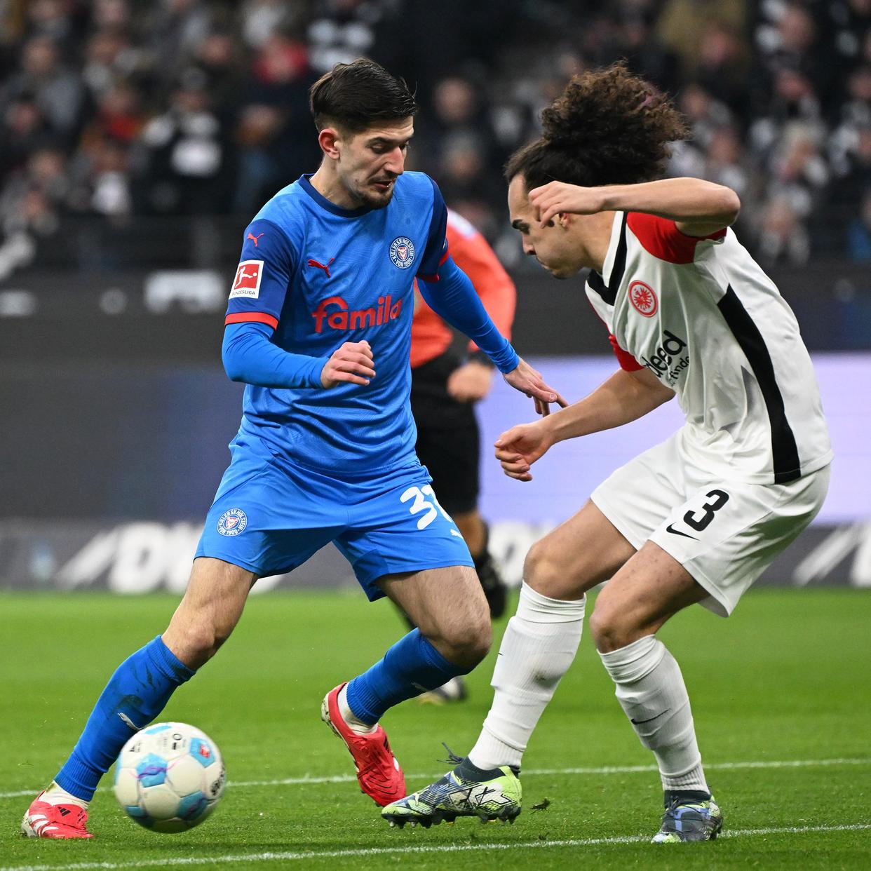 关于法兰克福客场作战，成功击败强大对手的信息