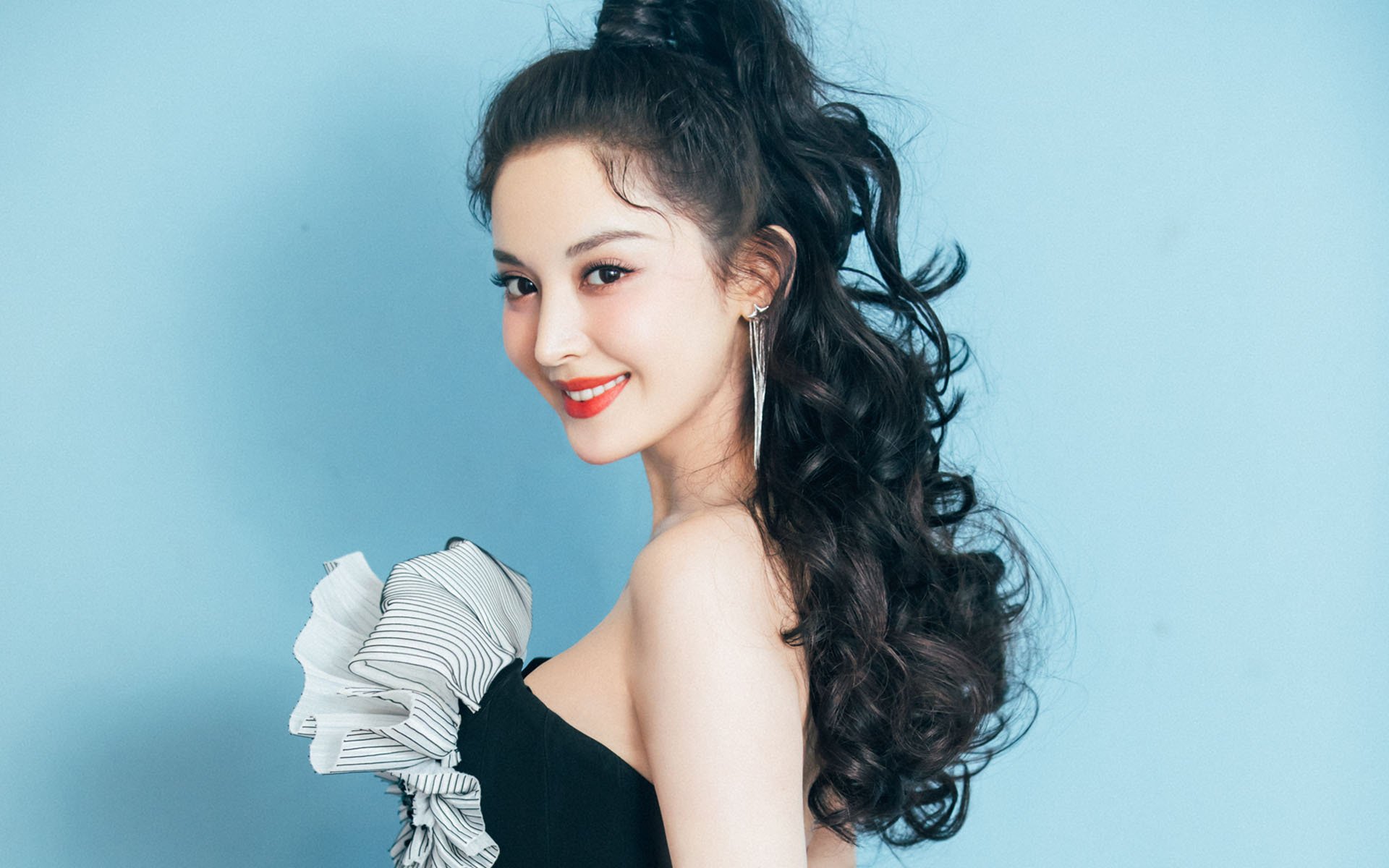 双城记，当诺坎普的月光照亮大通中心的篮筐